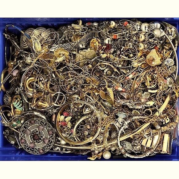 Huge 2 LB Vintage 2 Now Jewelry Lot- MYSTERY BOX~ Gold Silver Rhinestone Pearls - Picture 15 of 16